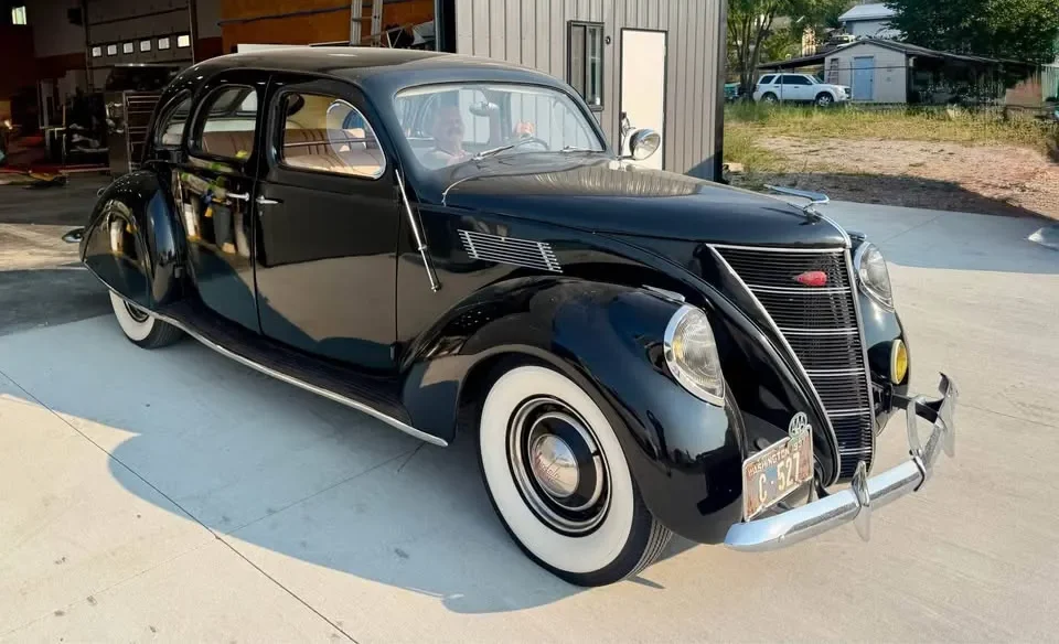1937 Lincoln-Zephyr Sedan (40178) FI