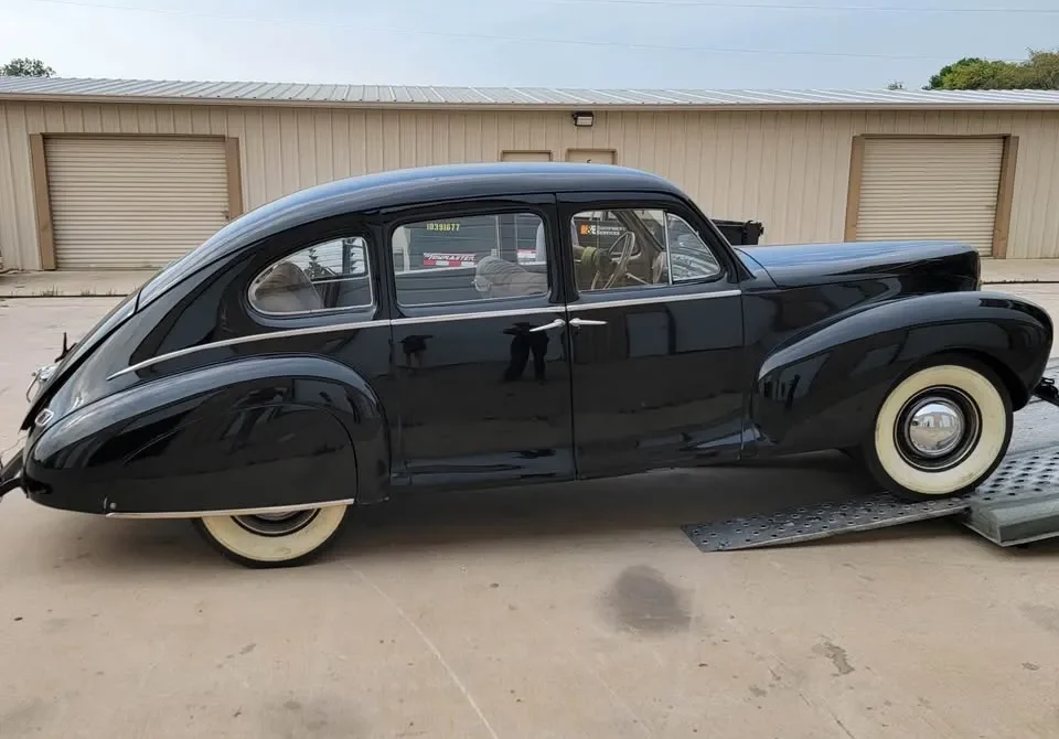 1940 Lincoln-Zephyr Sedan (31230) FI