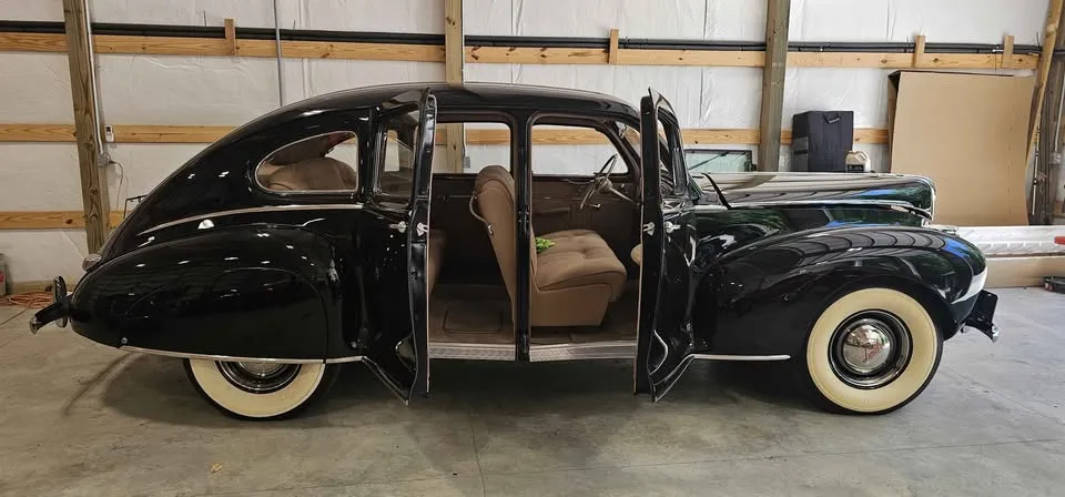 1941 Lincoln-Zephyr Sedan (40137) FI